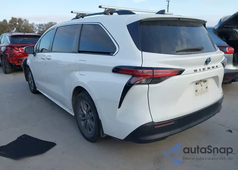 2021 Toyota Sienna Le z USA, uszkodzony, nr VIN 5TDKRKECXMS065518